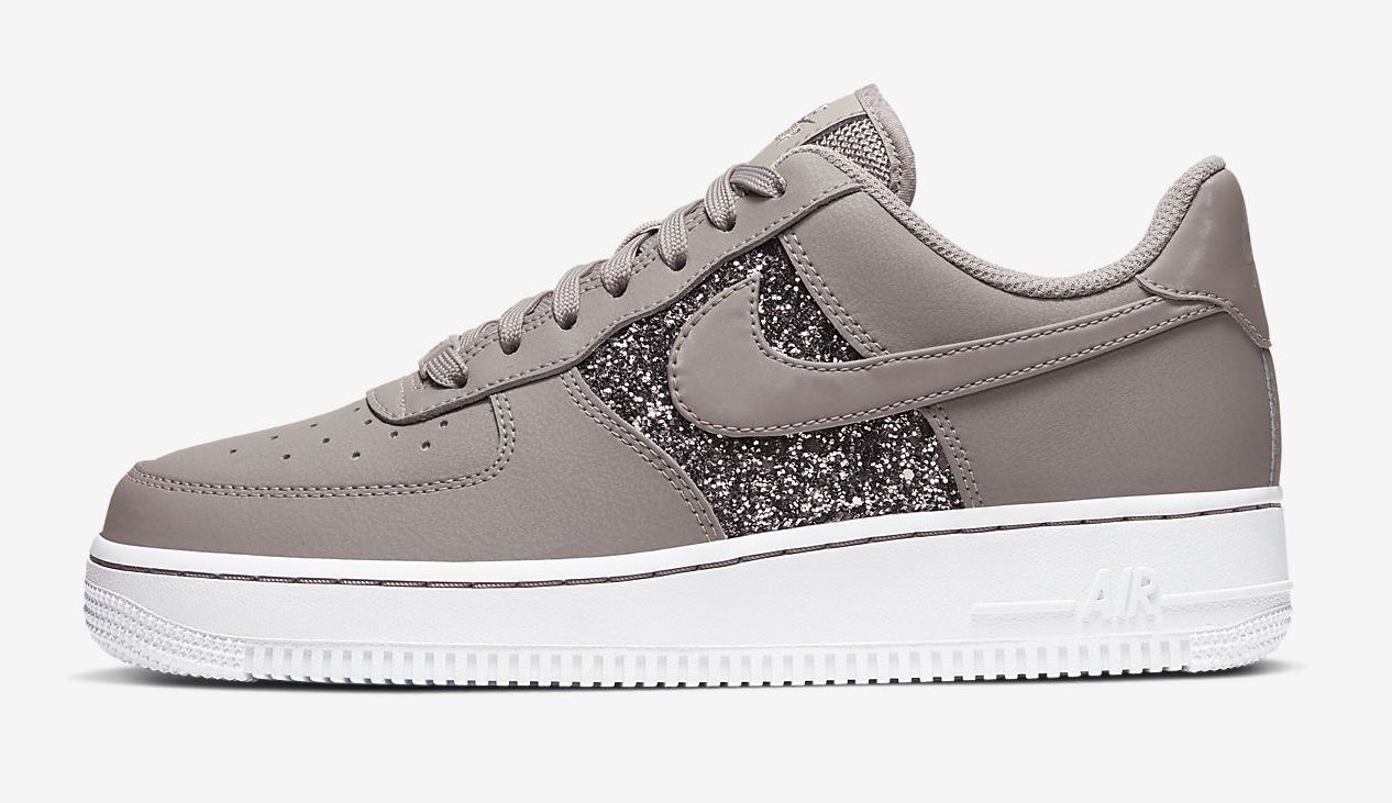 Nike Air Force 1 White. Pumice