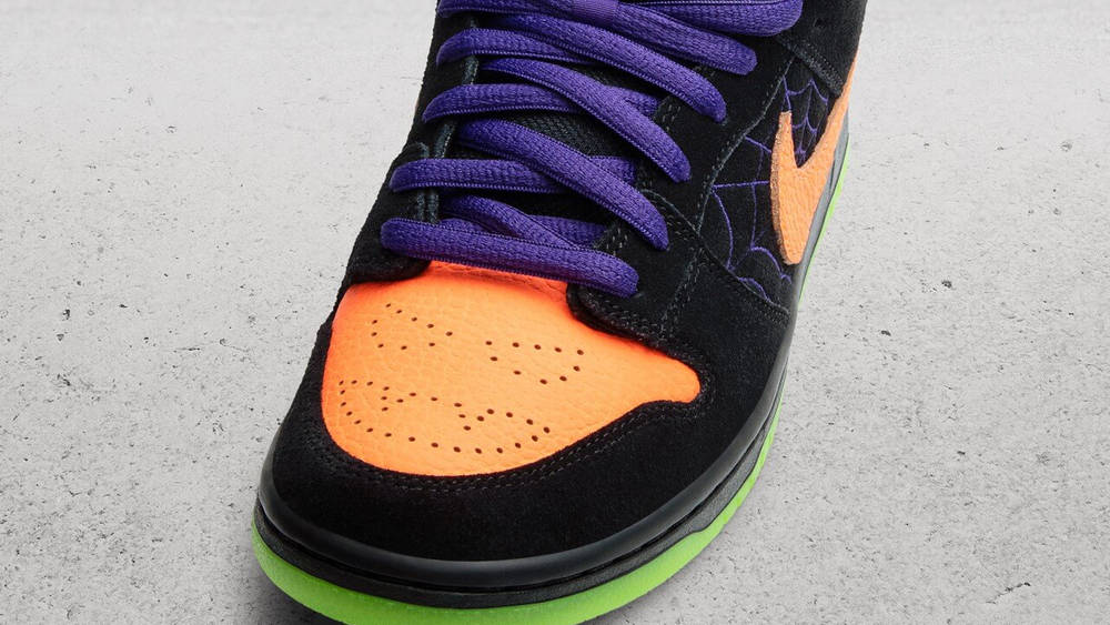 Nike SB Gets Up To No Good With The Dunk Low 'Night Of Mischief' Nike SB Gets Up To No Good With The Dunk Low ‘Night Of Mischief’