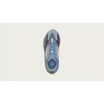 Yeezy 700 CARBLU middle