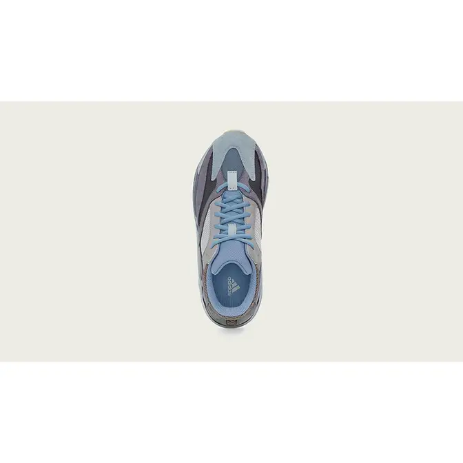 Yeezy 700 CARBLU middle