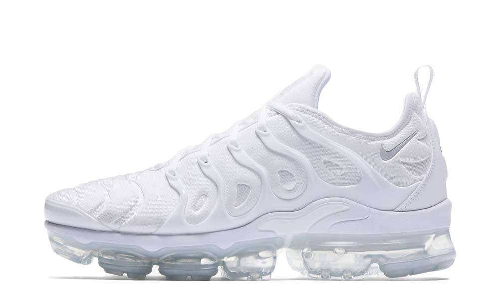 white and red nike vapormax plus
