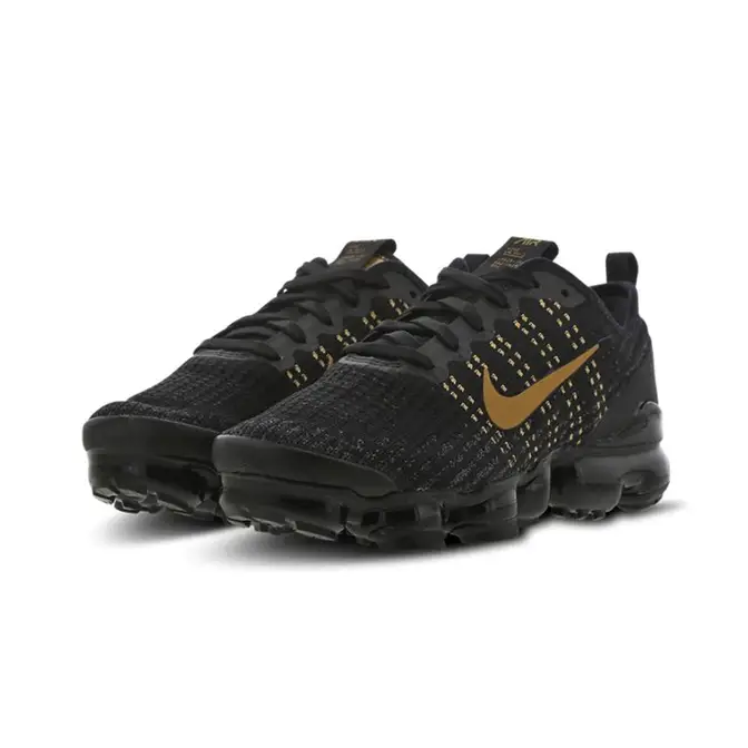 Nike air vapormax hotsell flyknit black and gold