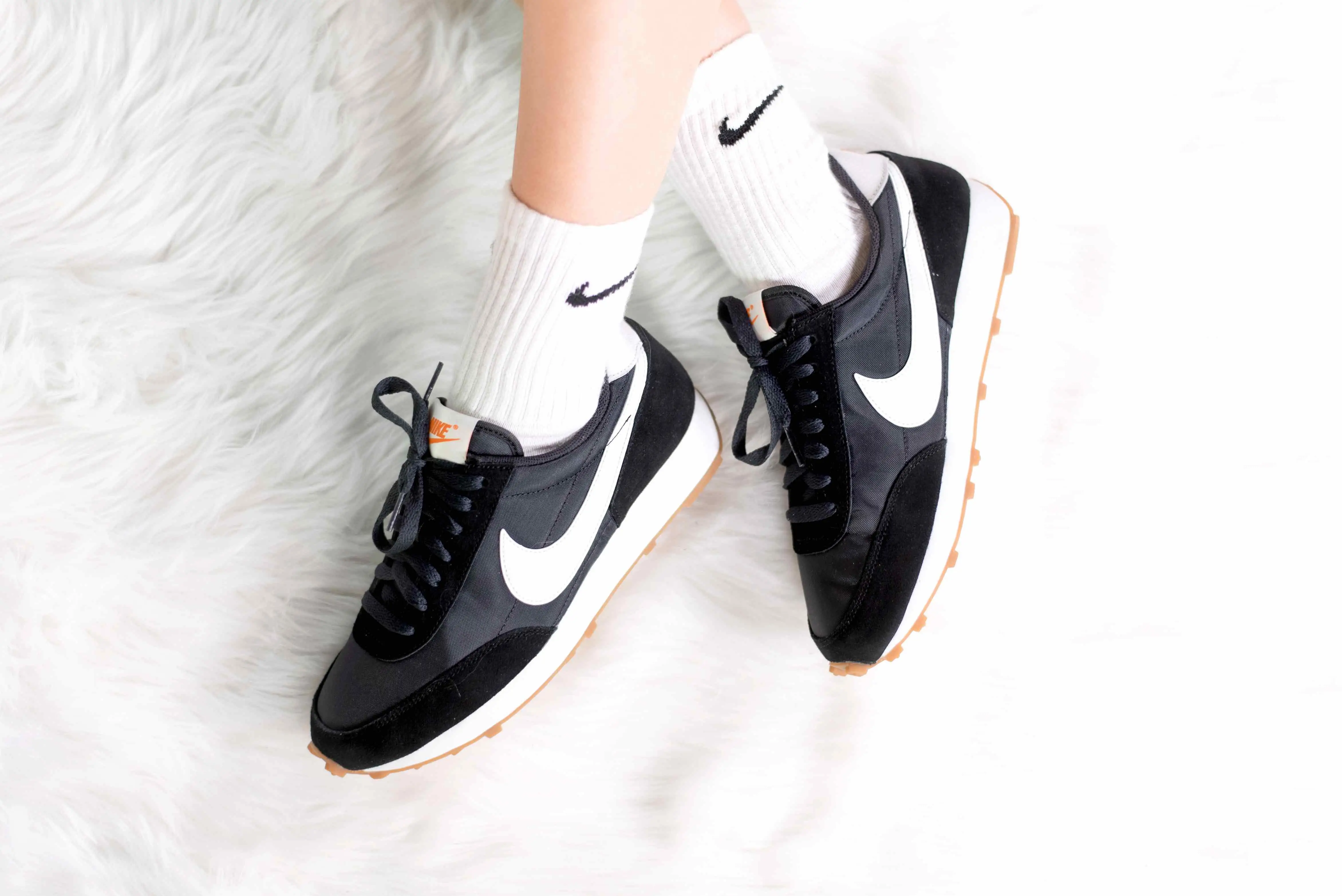 Nike daybreak black and white best sale