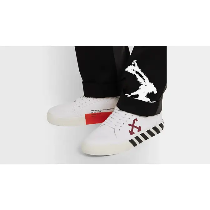 Off-White c/o Virgil Abloh Low Top White On Foot (2)