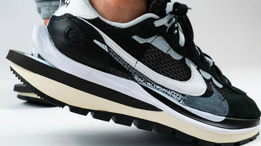 sacai x nike vaporwaffle black white