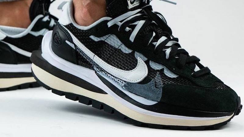 nike vaporwaffle sacai black white