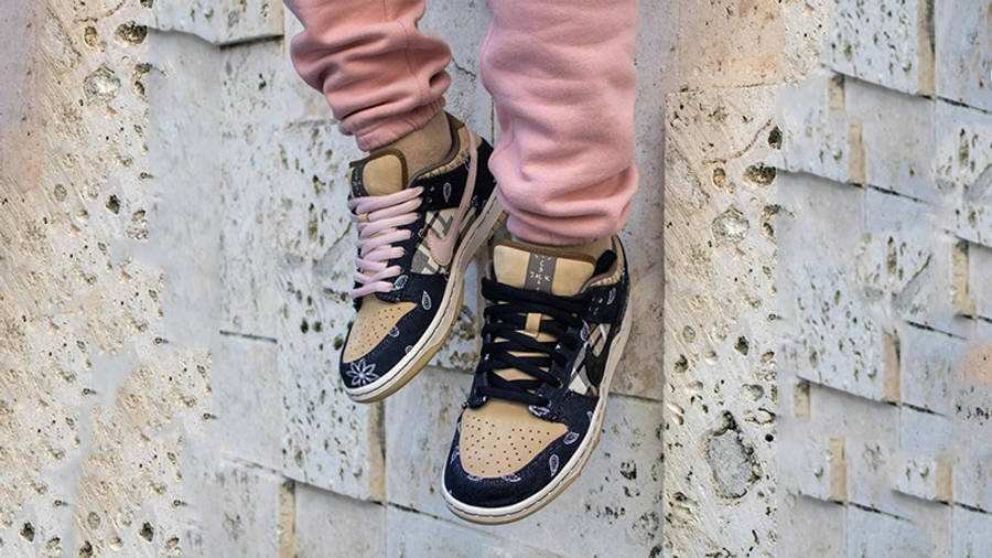 Cms Cdn Thesolesupplier Co Uk 01 Travis Scott X Nike Sb Dunk Low Cactus Jack On Foot Hanging W900 Jpg