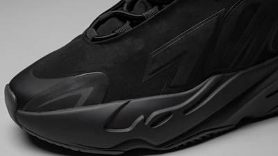 yeezy 700 boost triple black