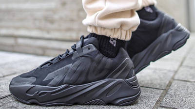 black yeezy boost 700 mnvn