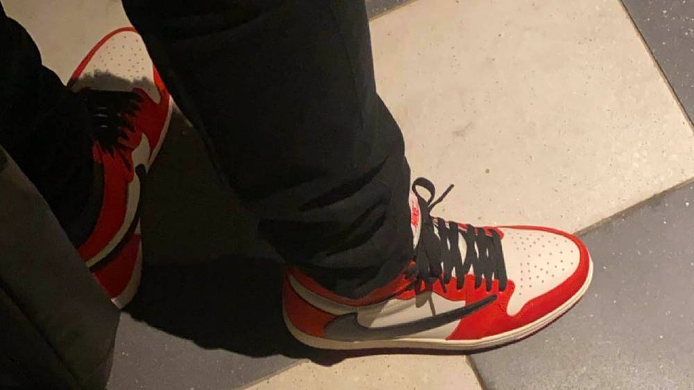 Image via rhuigi Travis Scott x Air Jordan 1 "Chicago"