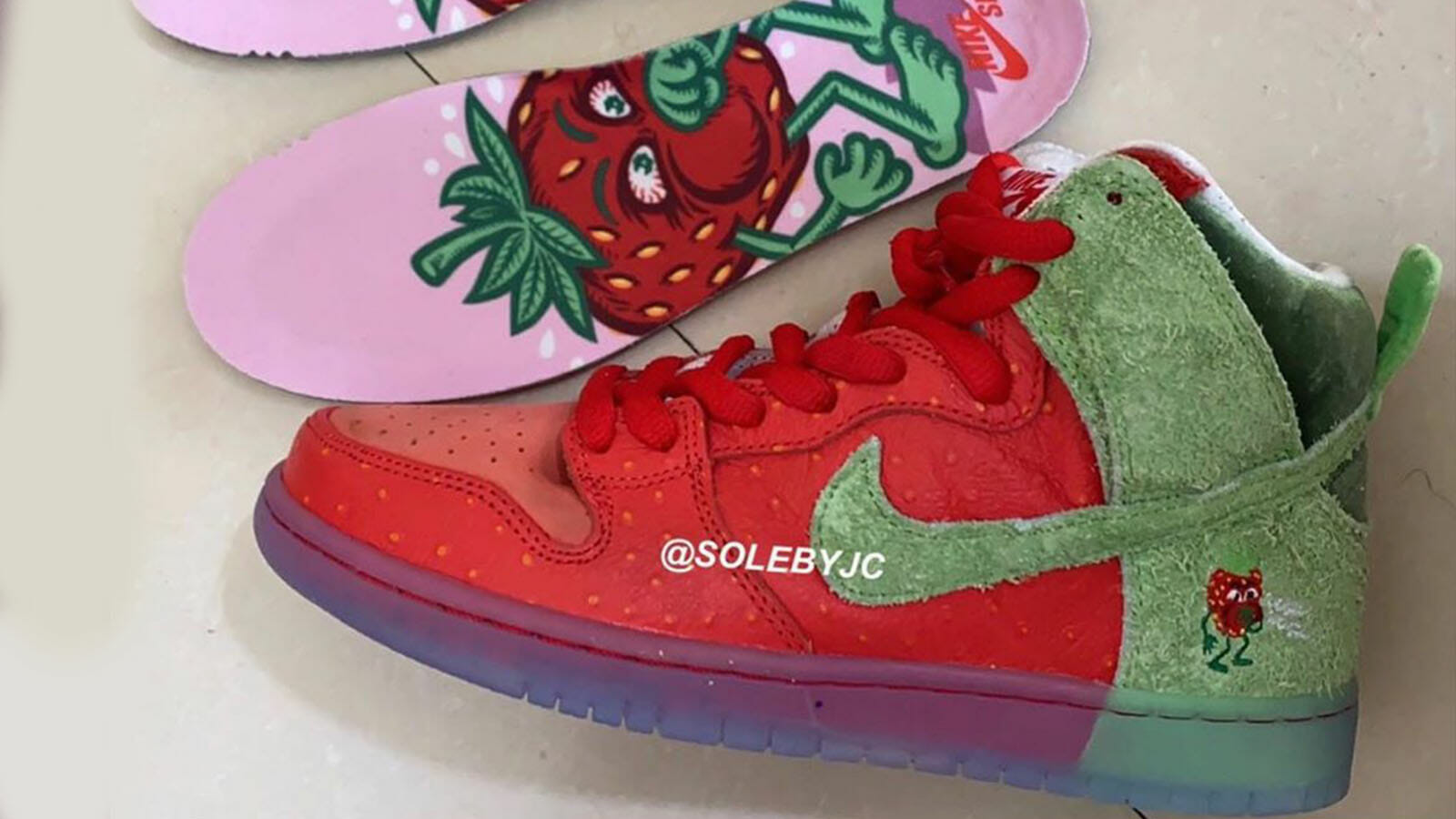 Nike SB Dunk High Strawberry Cough