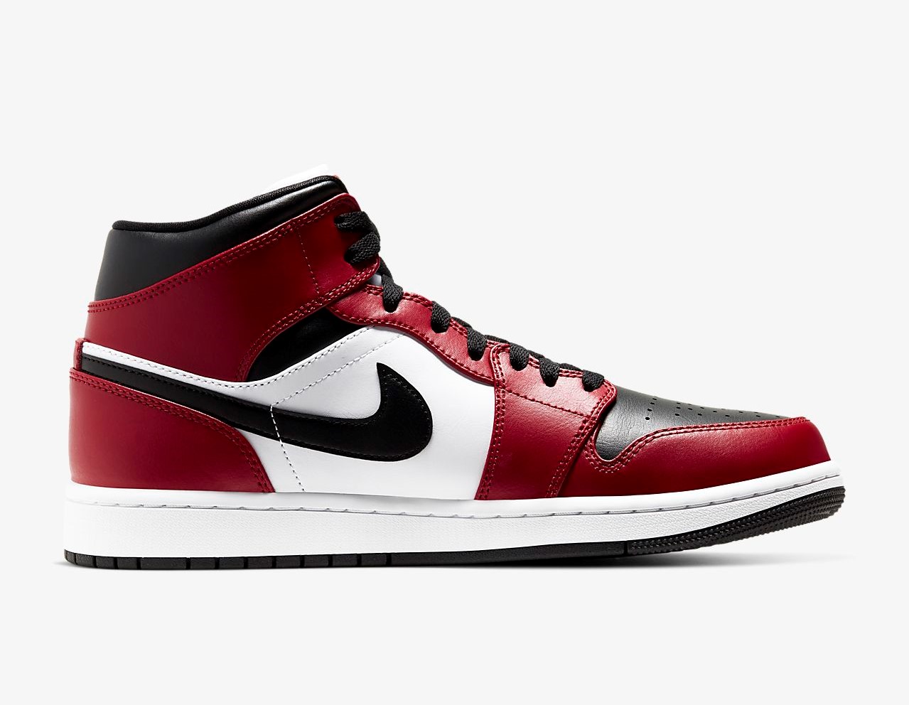 The Jordan 1 Mid “Chicago Black Toe” Launched Unexpectedly at Nike UK 3