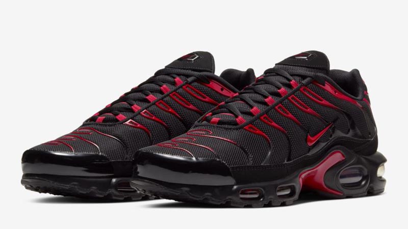 black and red nike vapormax plus