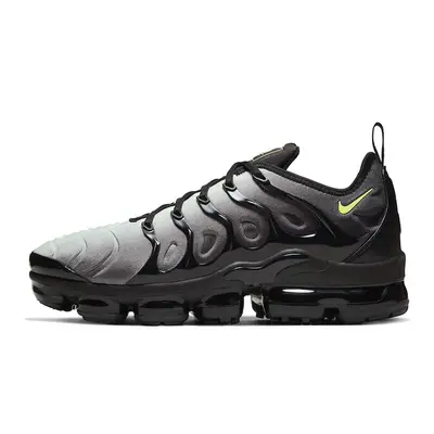 Air vapormax plus trainers in black and purple sale