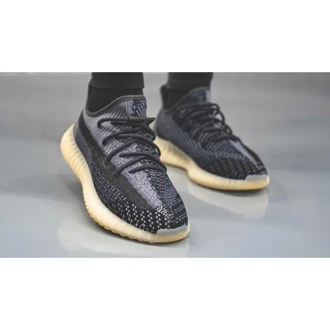 Yeezy Pantaloncini Boost 350 V2 Asriel On Foot Front