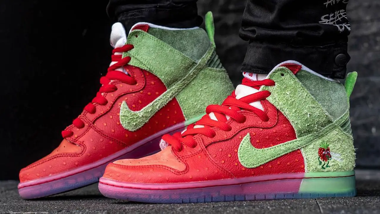 Nike sb dunk high strawberry cough release best sale