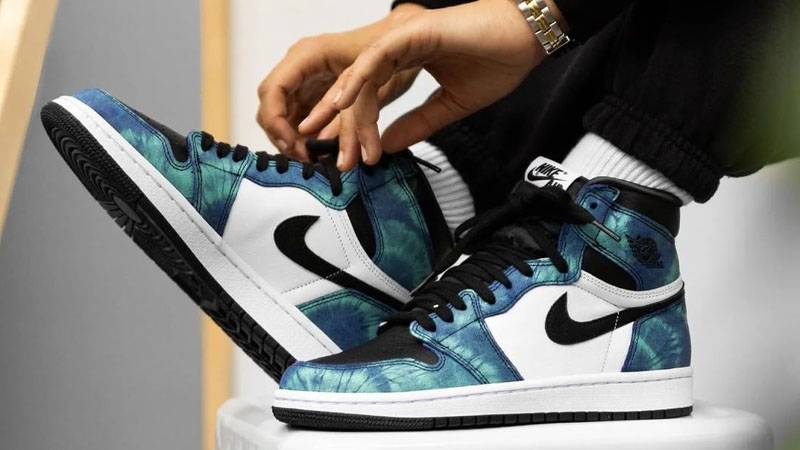 air jordan 1 tie dye on feet