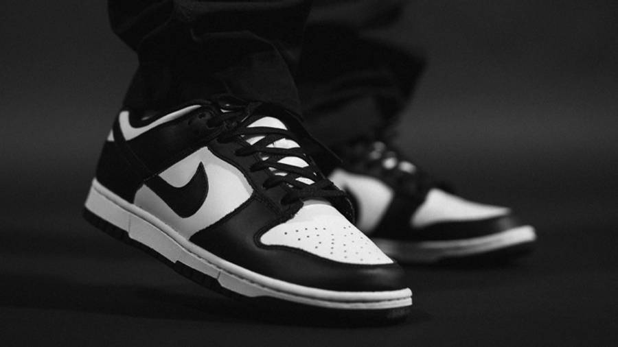 dunks black and white on feet