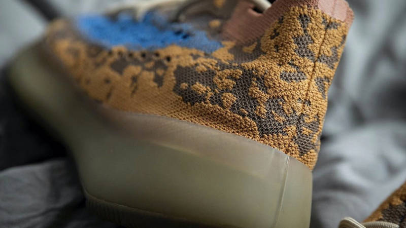 blue oat reflective on feet