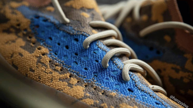 blue oat reflective on feet