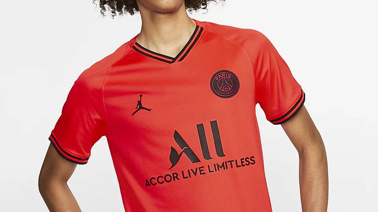 Slash 25% Off These Swoosh Sneakers, Shirts & Socks at Nike UK!