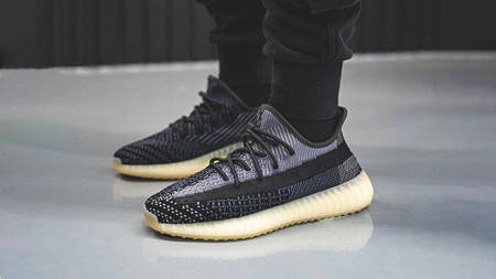 Release Reminder: Don't Miss the Yeezy Boost 350 V2 "Carbon"! Release Reminder: Don't Miss the Yeezy Boost 350 V2 "Carbon"!