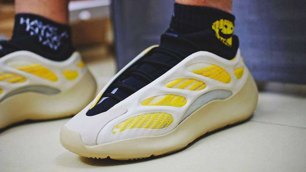 Yeezy 700 V3 "Safflower"