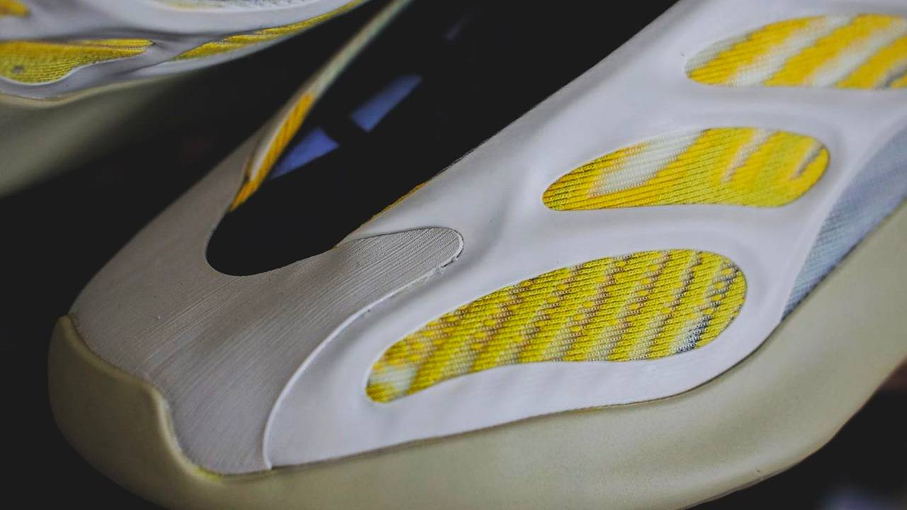 Yeezy 700 V3 "Safflower"
