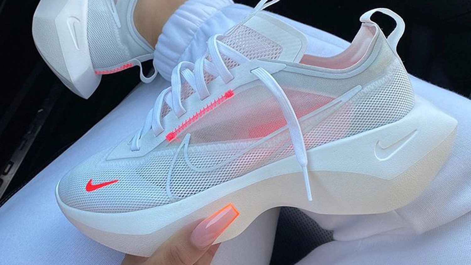 Nike coral Singles Day Feature Vista Lite