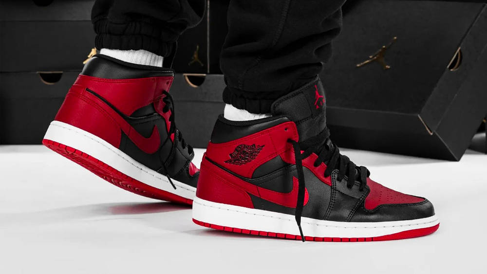 Release Reminder: Don't Miss the Air Jordan 1 Mid "Banned"! Air Jordan 1 Mid "Banned"