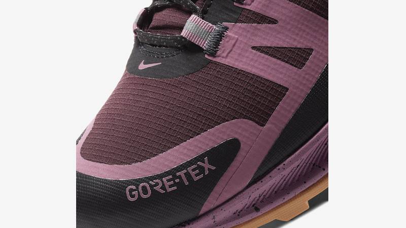 Nike ACG Air Nasu Gore-Tex Magenta Black Closeup
