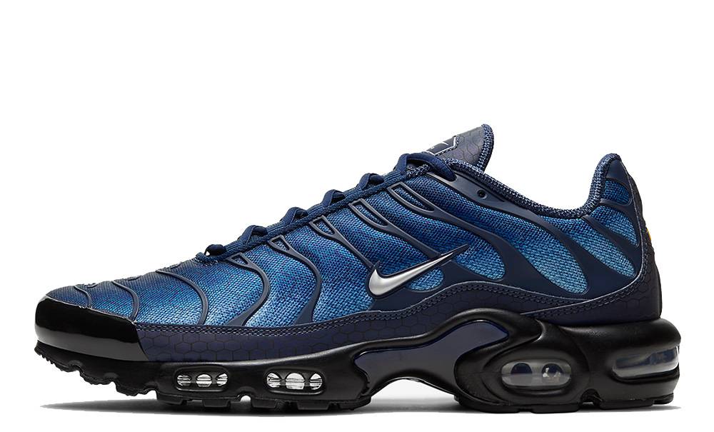 navy blue and white air max plus