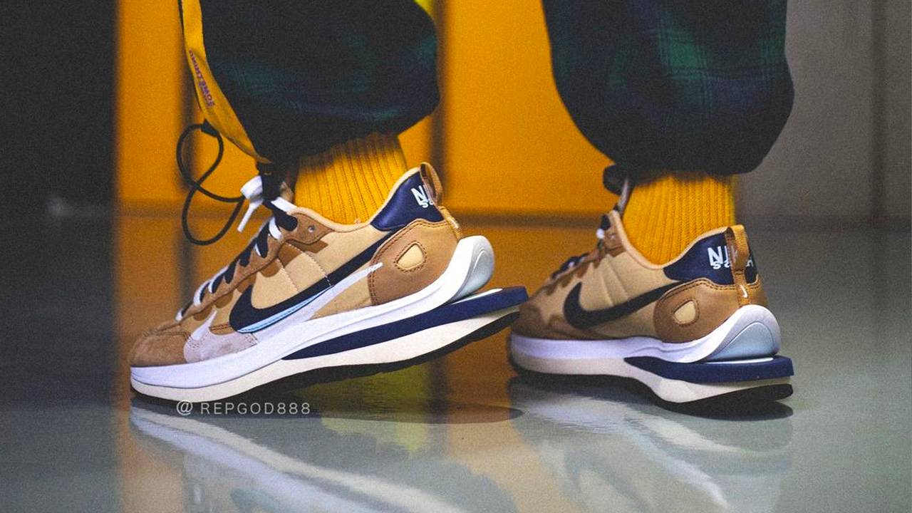 nike sacai sesame on feet