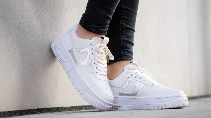 nike wmn air force 1 pixel grey gold chain