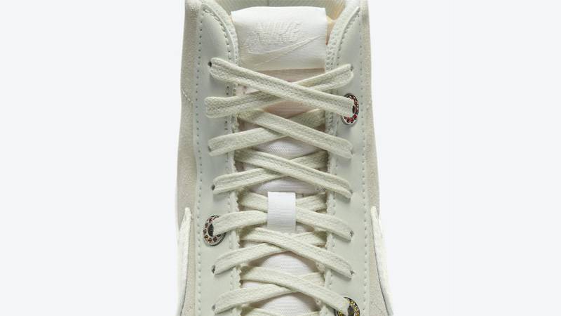 Nike Blazer Mid 77 Light Bone Closeup