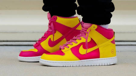 An On-Foot Look at the fragment design x Nike Dunk High "London" An On-Foot Look at the fragment design x Nike Dunk High "London"