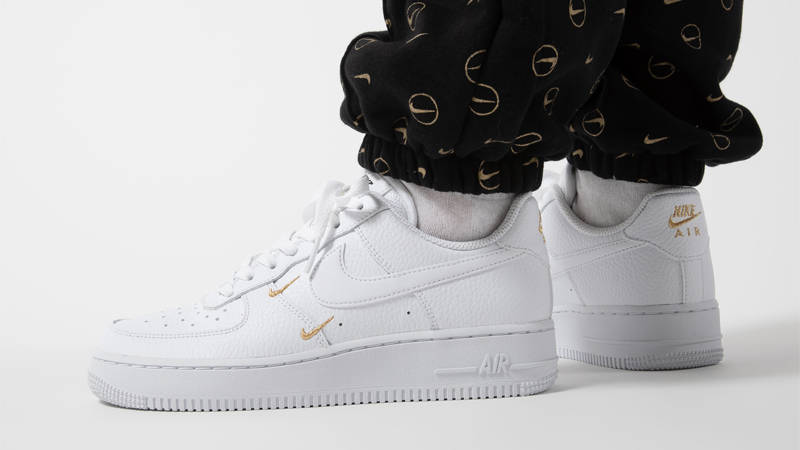 Air force 1 gold hot sale crest