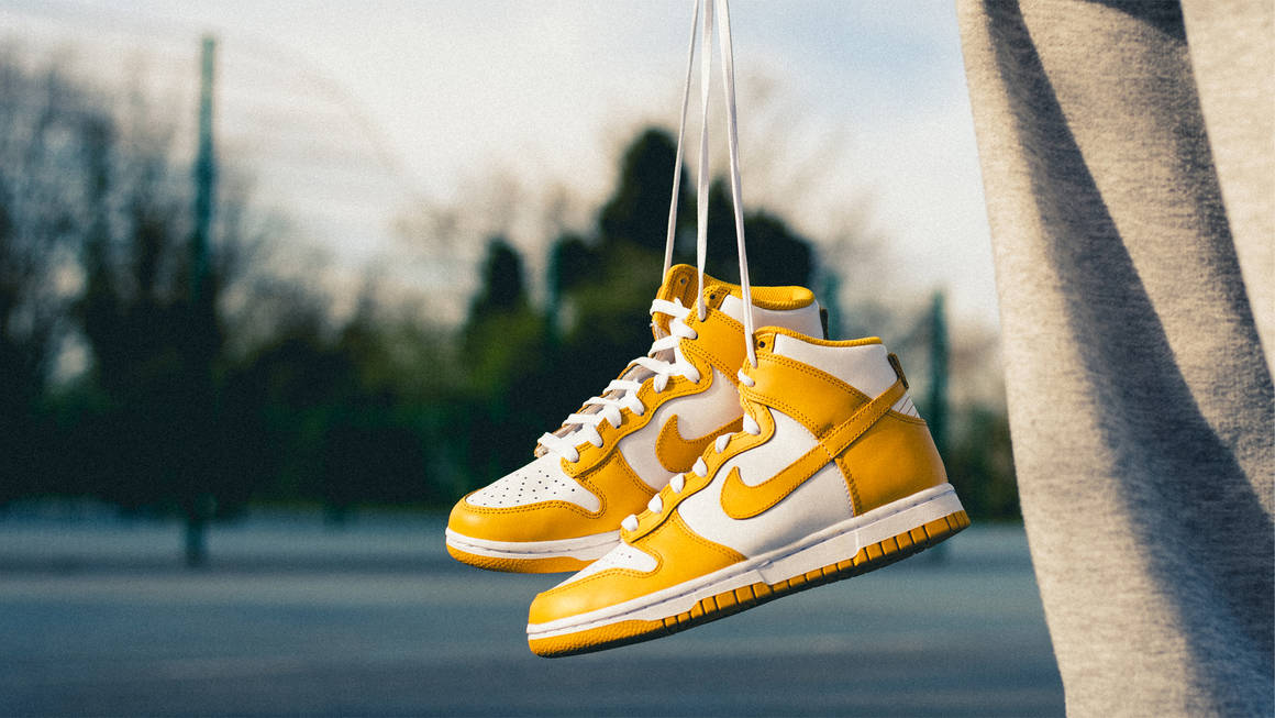 Dunk High Sulfur in hand