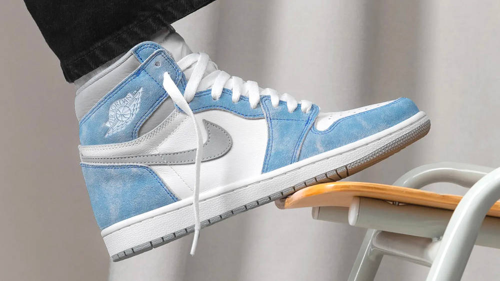 Image via Asphalt Gold Air Jordan 1 High "Hyper Royal"
