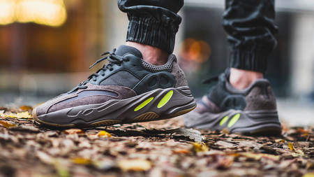 yeezy 700 v2 triple black