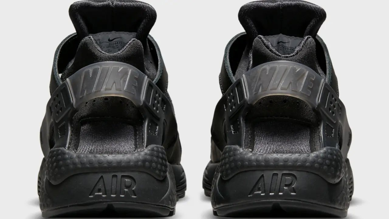 Nike triple 2024 black huarache restock