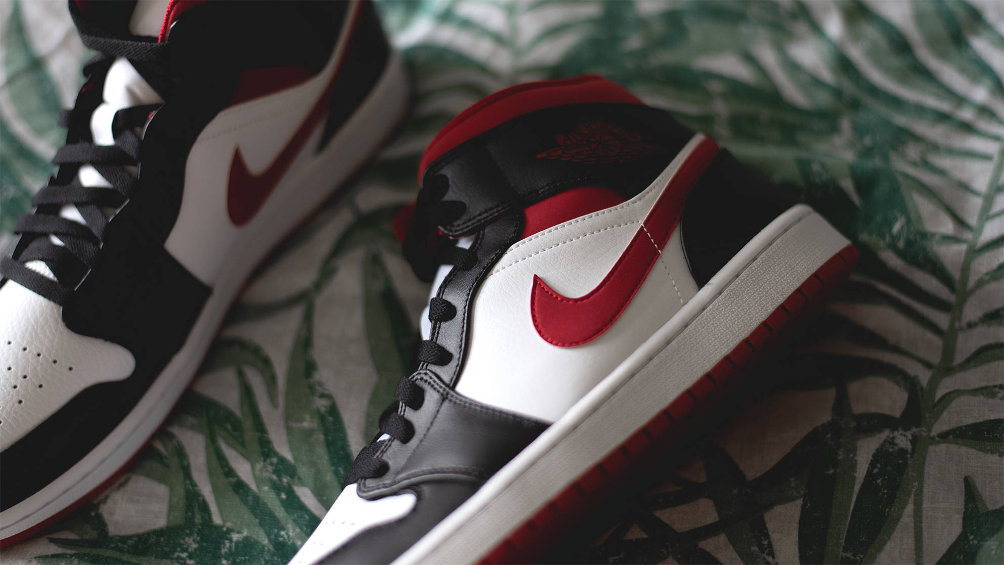 Air Jordan 1 Mid Metallic Red