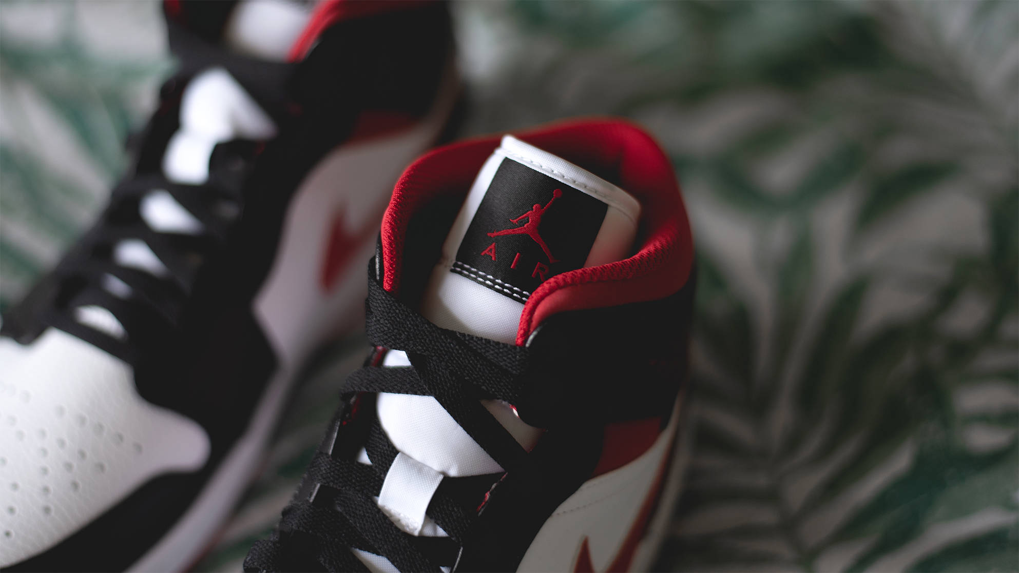 Air Jordan 1 Mid Metallic Red