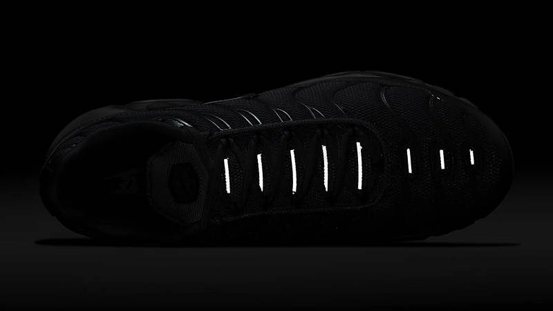 Nike TN Air Max Plus Triple White 604133-139 in dark