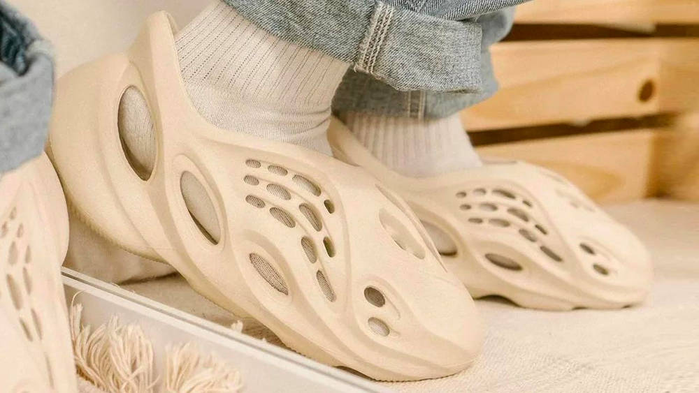 Yeezy Foam RNNR "Sand"