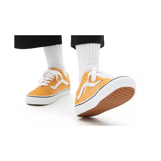 Vans old skool hot sale yellow on feet