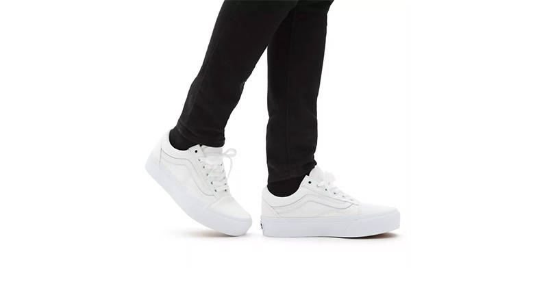 Vans Old Skool Platform Triple White VN0A3B3UW00 on foot
