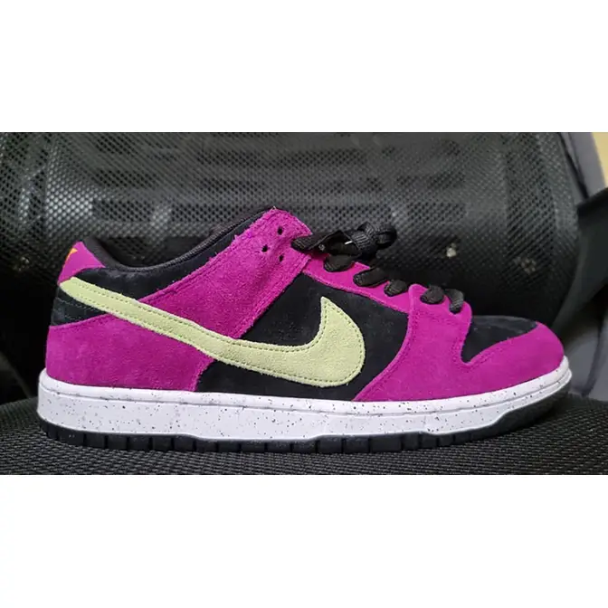 Magenta nike dunks best sale