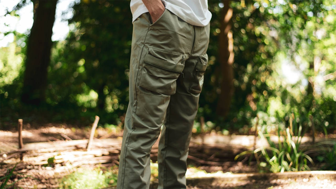 Nike Sportswear City Made Woven Trousers Light Army Closeup