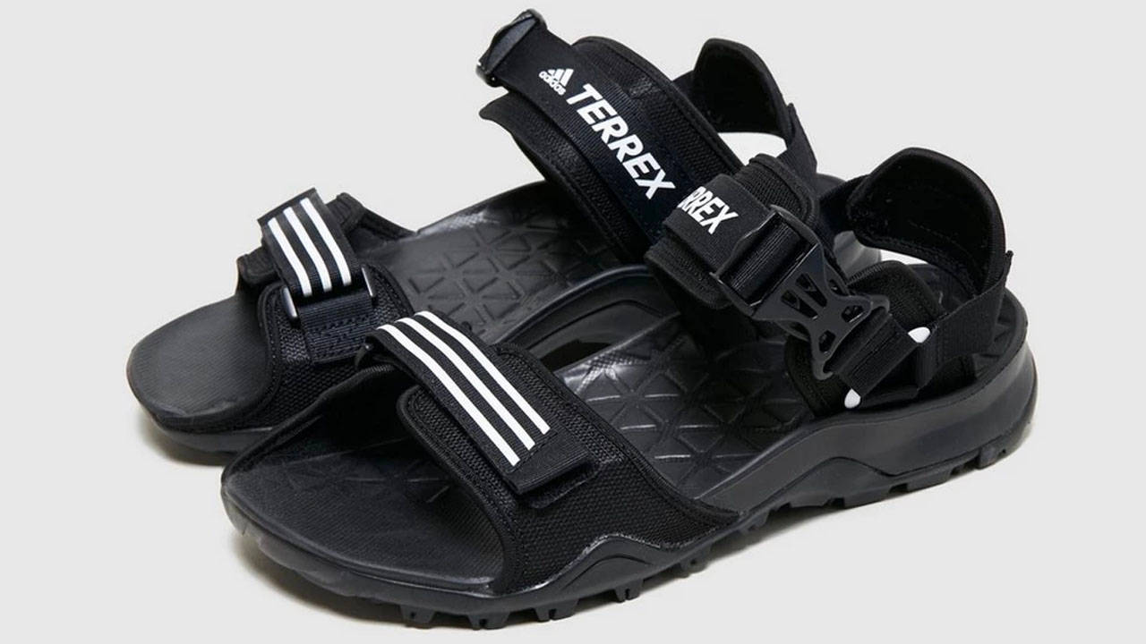 15 Must-Have Crocs & Sandals to Fully Complete Your Summer Rotation